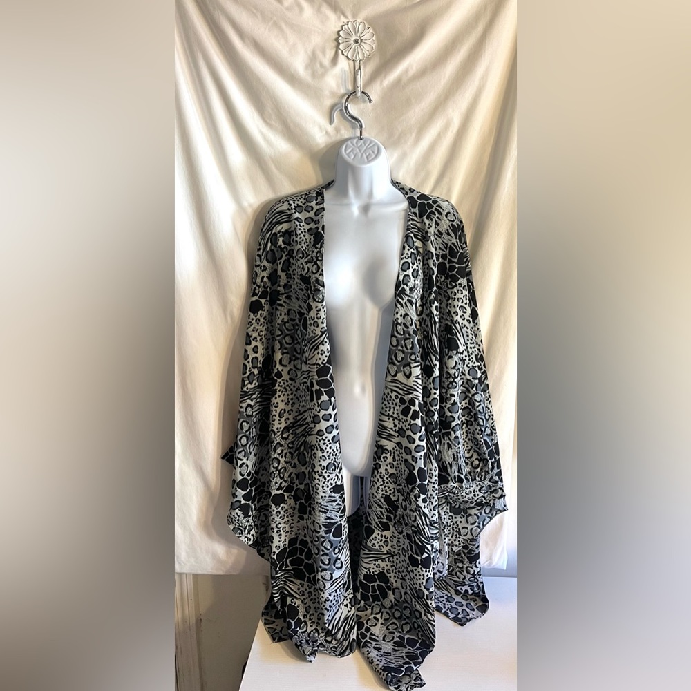 Great fall kimono wrap. One size fits all. Blues and grays.